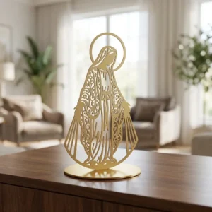 Matka Łaski – metalowa dekoracja wolnostojąca ustawiona na drewnianej komodzie w jasnym wnętrzu