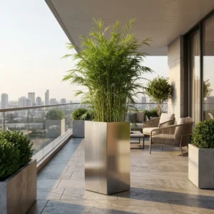 Metalowa donica slim ze stali szczotkowanej do ogrodu z rośliną na nowoczesnym tarasie