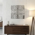 Panel dekoracyjny metalowy góralski Serce Podhala Symetria zamontowany na jasnej ścianie we wnętrzu