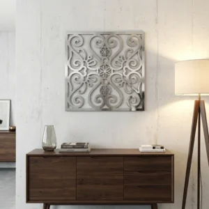 Panel dekoracyjny metalowy góralski Serce Podhala Symetria zamontowany na jasnej ścianie we wnętrzu