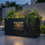 Donica LED góralska Rozeta Podhalańska z podświetlanym wzorem w nowoczesnej aranżacji ogrodu