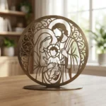 Święta Rodzina Aurea – metalowa dekoracja wolnostojąca ustawiona na drewnianym stole w jasnym wnętrzu