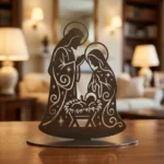 Święta Rodzina Betlejem – metalowa dekoracja wolnostojąca ustawiona na drewnianym stole w eleganckim wnętrzu