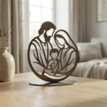 Święta Rodzina Bliskości – metalowa dekoracja wolnostojąca ustawiona na jasnym stole w przytulnym wnętrzu