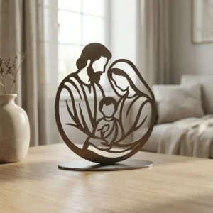 Święta Rodzina Bliskości – metalowa dekoracja wolnostojąca ustawiona na jasnym stole w przytulnym wnętrzu