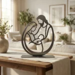 Święta Rodzina Harmonia – metalowa dekoracja wolnostojąca ustawiona na drewnianym stole w jasnym wnętrzu