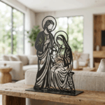 Święta Rodzina Nazaret – metalowa dekoracja wolnostojąca ustawiona na drewnianej półce w jasnym wnętrzu
