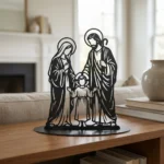 Święta Rodzina Opieki – metalowa dekoracja wolnostojąca ustawiona na drewnianej komodzie w jasnym wnętrzu