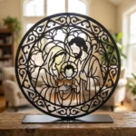 Święta Rodzina Rozeta – metalowa dekoracja wolnostojąca ustawiona na drewnianym stole w jasnym wnętrzu