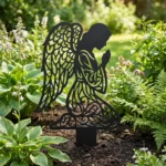 Anioł Modlitwy Ogrodowy – metalowa dekoracja sakralna do ogrodu