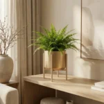 Donica metalowa na stojaku Linea złota – nowoczesny kwietnik z rośliną, elegancka dekoracja wnętrza