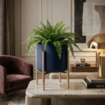 Donica metalowa na stojaku Linea granatowa – nowoczesny kwietnik z rośliną, elegancka dekoracja wnętrza