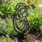 Matka Boża Złotej Czułości – metalowa dekoracja sakralna do ogrodu