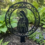 Matka Boża w Kręgu Modlitwy – metalowa dekoracja sakralna do ogrodu