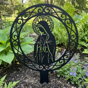 Matka Boża w Kręgu Modlitwy – metalowa dekoracja sakralna do ogrodu