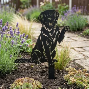 Golden_Retriever v3 – Dekoracja Ogrodowa Metalowa z podniesioną łapą w ogrodzie