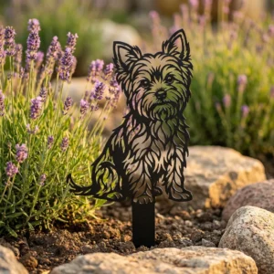 Yorkshire Terrier v3 – Dekoracja Ogrodowa Metalowa w rabacie z lawendą