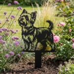 Yorkshire Terrier v5 – Dekoracja Ogrodowa Metalowa wśród kwiatów i traw ozdobnych