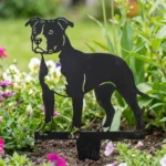 Amstaff v2 – Dekoracja Ogrodowa Metalowa w rabacie z kwiatami