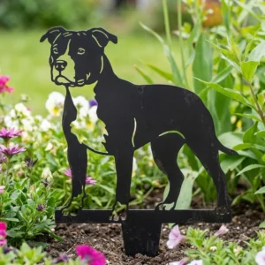 Amstaff v2 – Dekoracja Ogrodowa Metalowa w rabacie z kwiatami
