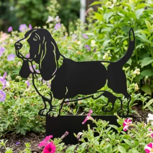 Basset Hound – Dekoracja Ogrodowa Metalowa w rabacie z kwiatami
