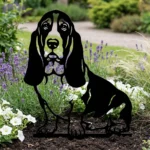 Basset Hound v2 – Dekoracja Ogrodowa Metalowa w rabacie z lawendą
