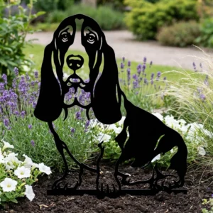 Basset Hound v2 – Dekoracja Ogrodowa Metalowa w rabacie z lawendą