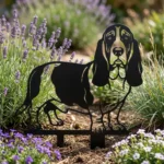 Basset Hound v3 – Dekoracja Ogrodowa Metalowa w rabacie z lawendą