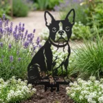 Boston Terrier v2 – Dekoracja Ogrodowa Metalowa w rabacie z lawendą i trawami ozdobnymi