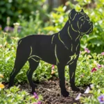 Cane corso v3 – Dekoracja Ogrodowa Metalowa w rabacie z kwiatami