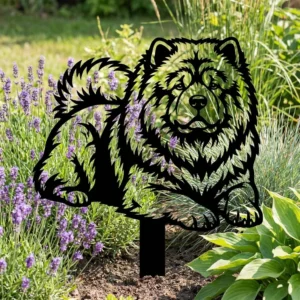 Chow chow – Dekoracja Ogrodowa Metalowa w rabacie z lawendą