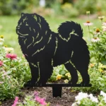 Chow chow v3 – Dekoracja Ogrodowa Metalowa w rabacie kwiatowej