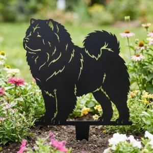 Chow chow v3 – Dekoracja Ogrodowa Metalowa w rabacie kwiatowej