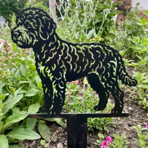 Lagotto v3 – dekoracja ogrodowa metalowa przedstawiająca stojącego psa rasy lagotto