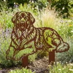 Leonberger – Dekoracja Ogrodowa Metalowa w rabacie z lawendą