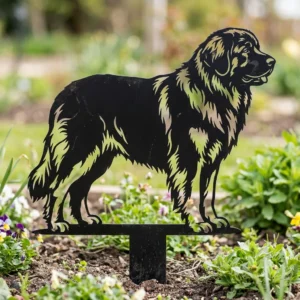 Leonberger v3 – Dekoracja Ogrodowa Metalowa w ogrodowej rabacie