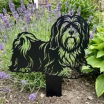 Lhasa Apso – Dekoracja Ogrodowa Metalowa w rabacie z lawendą