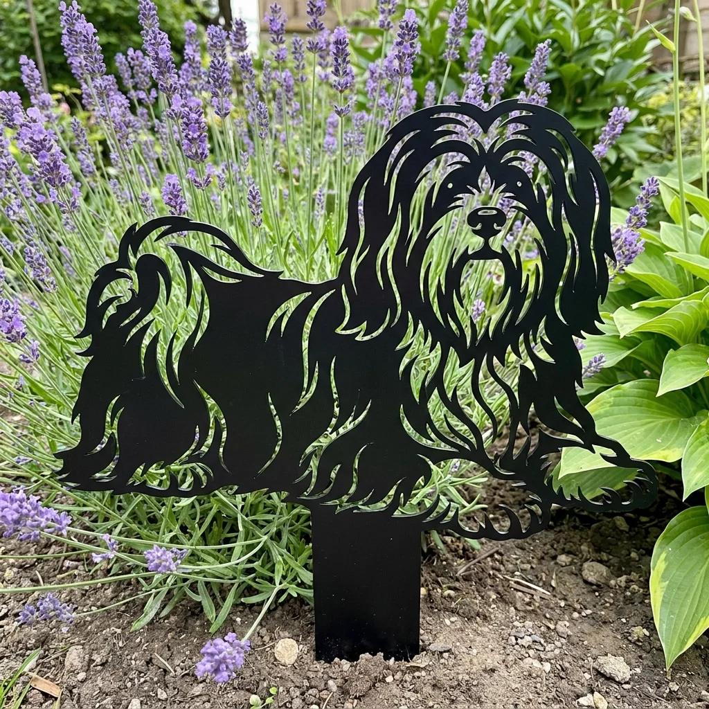 Lhasa Apso – Dekoracja Ogrodowa Metalowa w rabacie z lawendą
