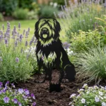 Owczarek francuski Briard v3 – Dekoracja Ogrodowa Metalowa w rabacie z lawendą