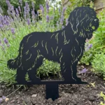 Owczarek francuski Briard v4 – Dekoracja Ogrodowa Metalowa w rabacie z lawendą