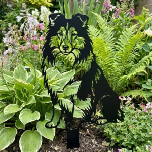 Owczarek szetlandzki Sheltie v2 – Dekoracja Ogrodowa Metalowa w rabacie z hostami