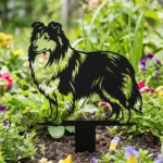 Owczarek szetlandzki Sheltie v3 – Dekoracja Ogrodowa Metalowa w rabacie z kwiatami
