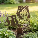 Owczarek szetlandzki Sheltie v4 – Dekoracja Ogrodowa Metalowa w rabacie z lawendą i hostami