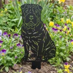 Shar pei – Dekoracja Ogrodowa Metalowa w rabacie z kolorowymi kwiatami