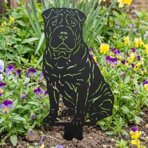 Shar pei – Dekoracja Ogrodowa Metalowa w rabacie z kolorowymi kwiatami