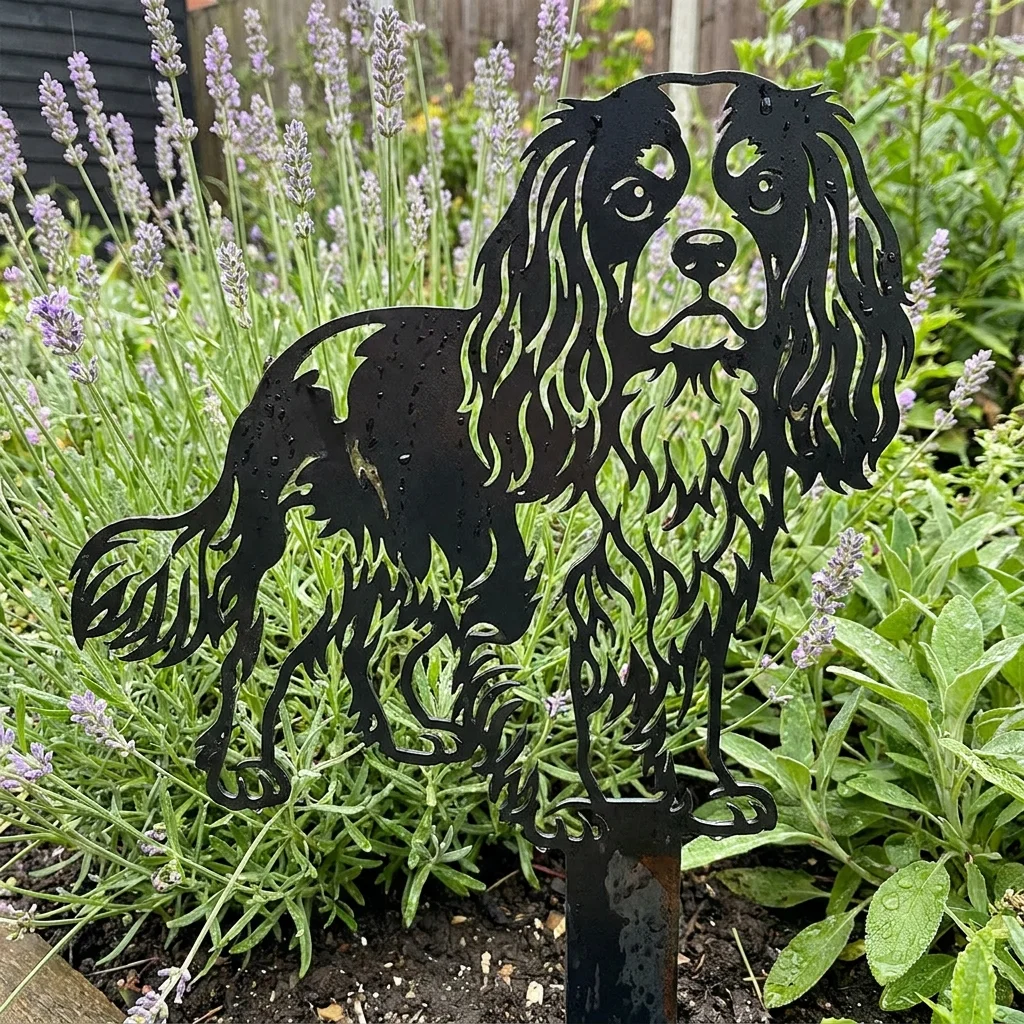 Spaniel king cawalier – Dekoracja Ogrodowa Metalowa w rabacie z lawendą
