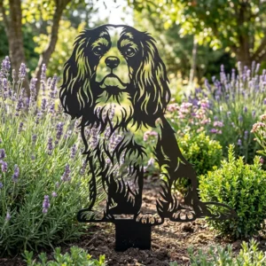 Spaniel king cawalier v5 – Dekoracja Ogrodowa Metalowa wśród lawendy i zieleni