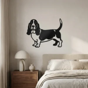 Basset Hound - metalowa dekoracja ścienna model 1 na jasnej ścianie