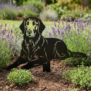 Flat-Coated Retriever – Dekoracja Ogrodowa Metalowa w rabacie z lawendą