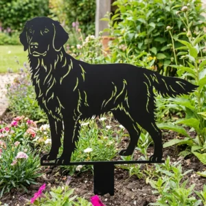 Flat-Coated Retriever v3 – Dekoracja Ogrodowa Metalowa w ogrodowej rabacie